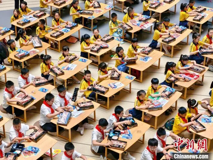 5月18日，以“考古盲盒&middot;再探秦文化”为主题的丝路小课堂走进甘肃简牍博物馆，来自兰州市多所小学的学生们参与。丁思　摄