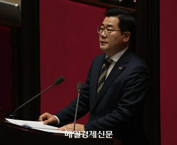 在国会宣读弹劾案全文的朴赞大