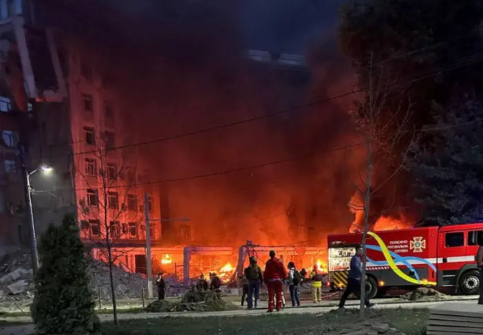 俄罗斯《报纸报》网站7月29日称，这是乌国家安全局位于聂伯罗彼得罗夫斯克地区的一栋办公楼遭袭后的画面。