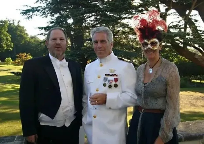 韦恩斯坦、爱泼斯坦、麦克斯韦(从左到右),三个臭名昭著的性犯罪者