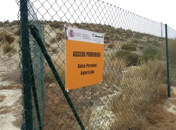 直到2004年，西班牙政府才在氢弹留下的弹坑附近区域竖起了围栏。（图自美国广播公司）
