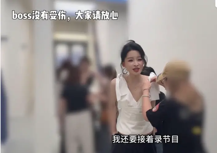 孙怡雨中被风吹倒，工作室发文报平安：经检查无大碍，仅裤子微湿