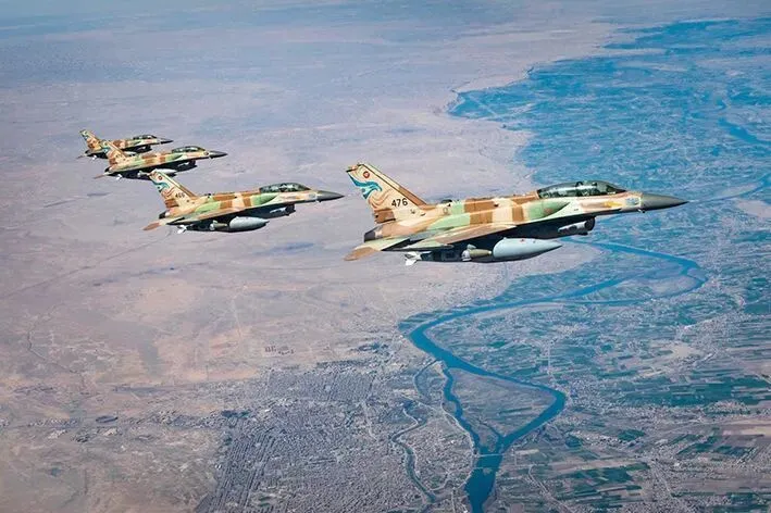 这张未标注日期和地点的照片显示，以空军战机飞往伊朗上空执行打击任务