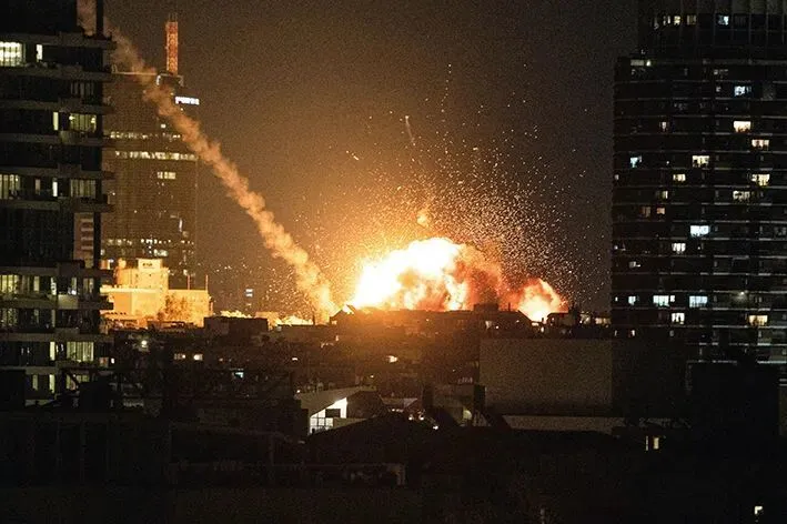 2026年2月28日晚，以色列特拉维夫市区传出巨大爆炸声，有建筑物冒出火光