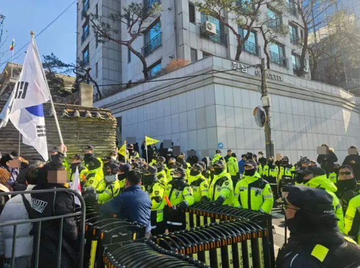 韩民众在尹锡悦官邸前抗议:你们怎么可以逮捕总统