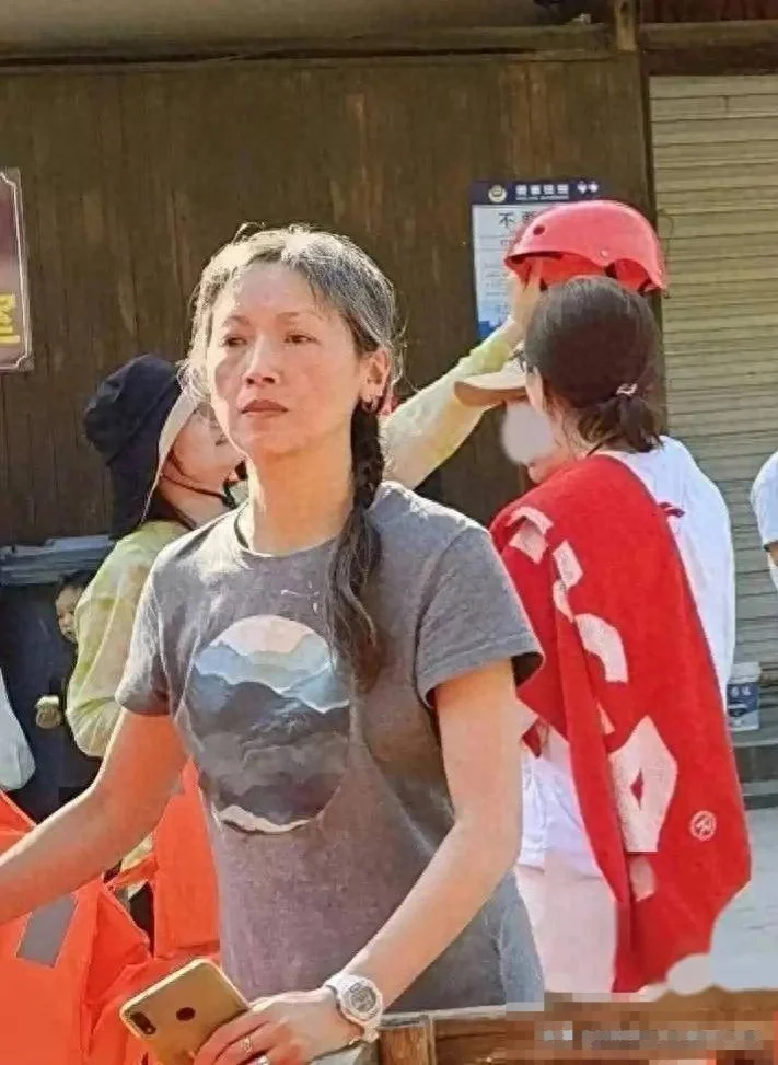 56岁吴倩莲白发惊艳！拒嫁刘德华隐退内幕曝光，冻龄秘诀惊人