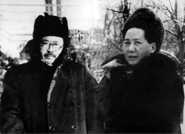 ·1949年12月，毛泽东访问苏联期间到克里姆林宫医院看望任弼时。