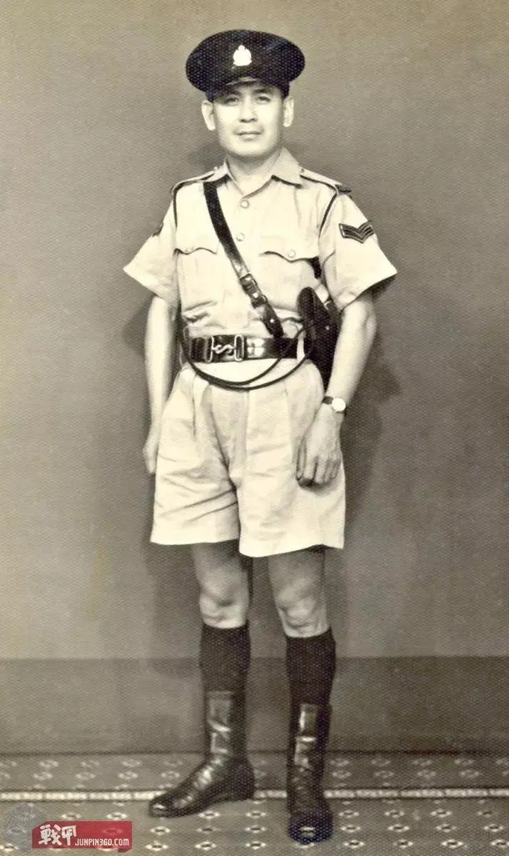 照片中的“二柴”队目所穿的就是黑色长袜，但注意从其蛇形腰带扣以及枪绳来看应该为50年代的制服