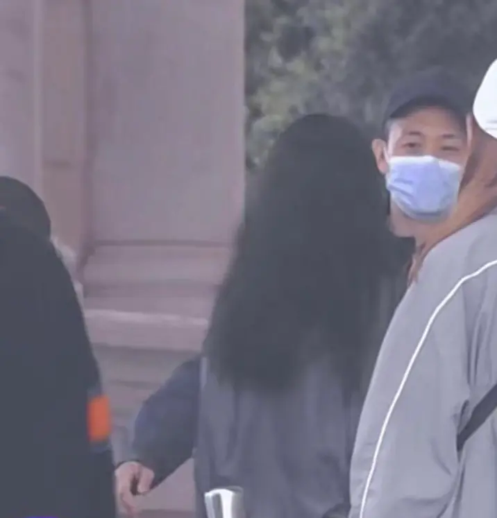 张译和殷桃在酒店门口拥抱 妻子面戴口罩难掩气质