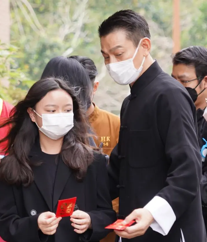 12月6日，刘德华与女儿刘向蕙在刘礼出殡现场 图据：视觉中国