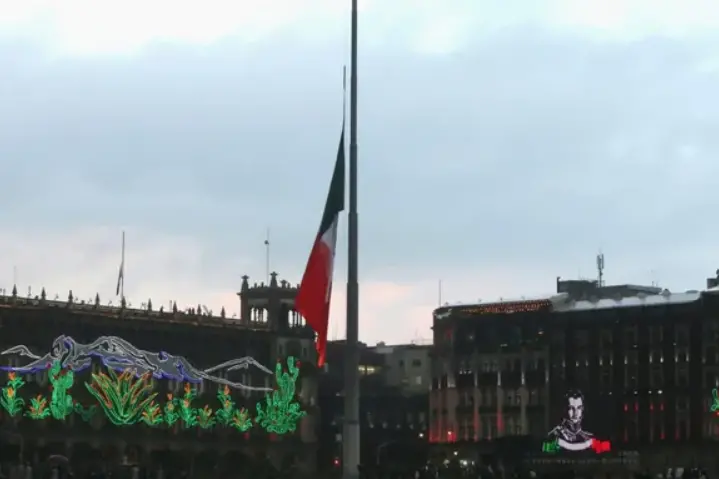 △墨西哥宪法广场降半旗（图片来源：墨西哥当地媒体）
