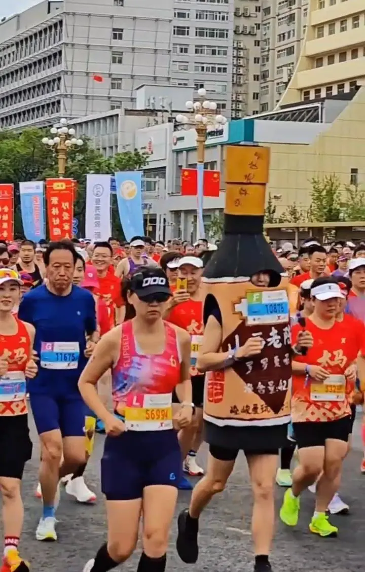 男子穿“醋瓶子”跑马拉松成“显眼包” 本人：辞职一年多跑马30场
