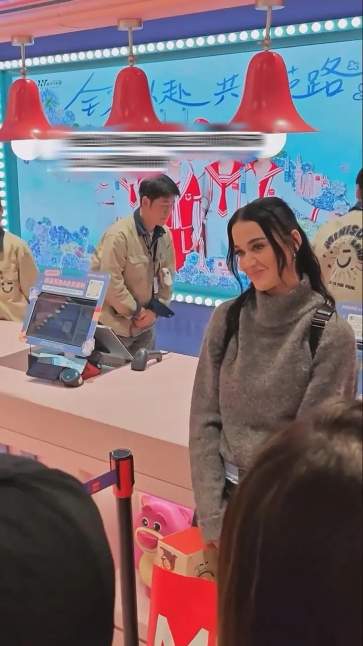 「水果姐」現身上海南京東路一雜貨店 引歌迷合唱