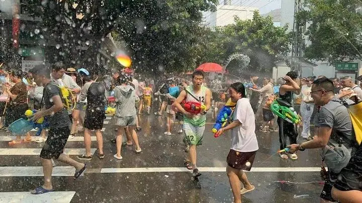 云南泼水节。受访者供图