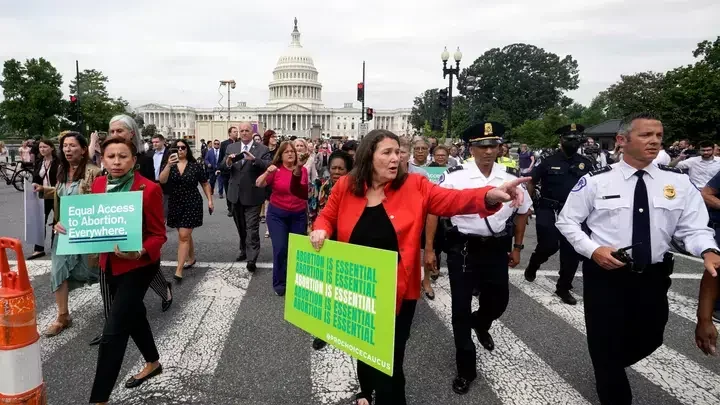宪法堕胎权被取消！美国民众抗议 拜登谈唯一补救方法