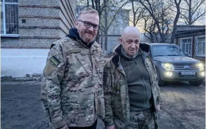 俄议员维塔利·米洛诺夫（Vitaly Milonov）（左）发布了这张与普里戈任在乌克兰东部的合照。图源：The Times
