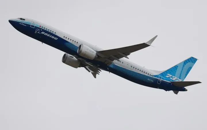 ▲资料图片：2023年6月19日，在巴黎航展上，一架波音737 MAX飞机进行飞行表演。（高静 摄）