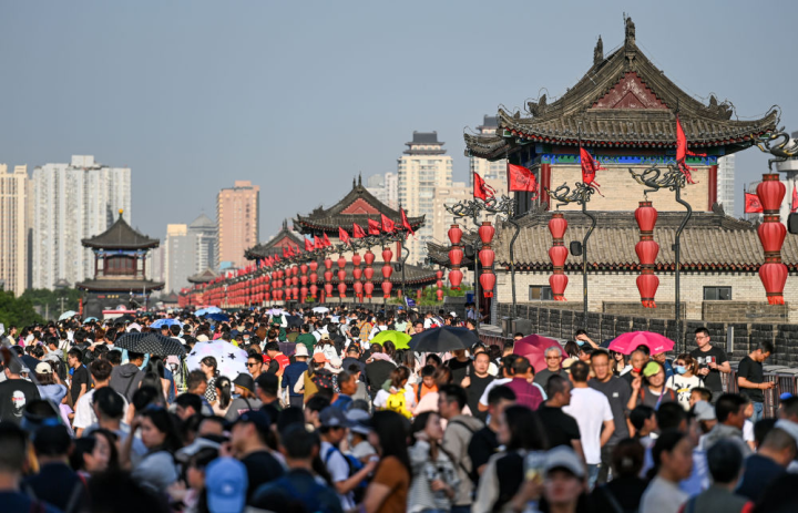 今年以来国内文旅市场火爆，图为游客在西安城墙景区参观游览 图源：新华社