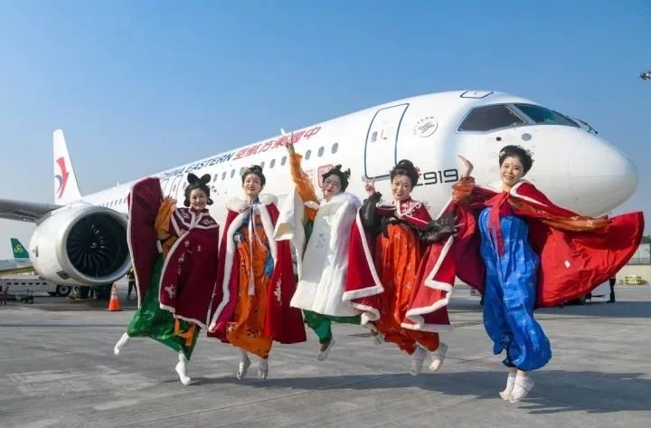 2022年12月30日，陕西西安，东航西北分公司空乘人员化身唐代仕女，欢迎C919大飞机。图源IC PHOTO