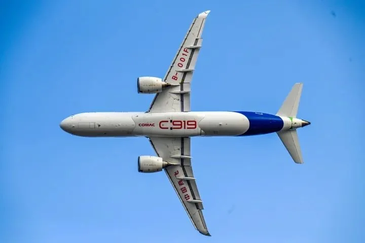 2022年11月26日，南昌飞行大会上C919为现场观众飞行表演。图源IC PHOTO
