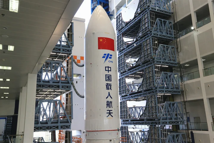 7月18日，问天实验舱与长征五号B遥三运载火箭组合体在测试厂房等待转运。 新华社发（屠海超 摄）
