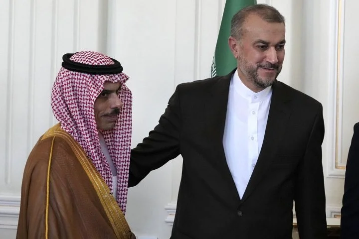 6月17日，伊朗德黑兰，伊朗外交部长阿卜杜拉希扬(右)和沙特外交大臣费萨尔·本·法尔汉在联合新闻发布会.jpg