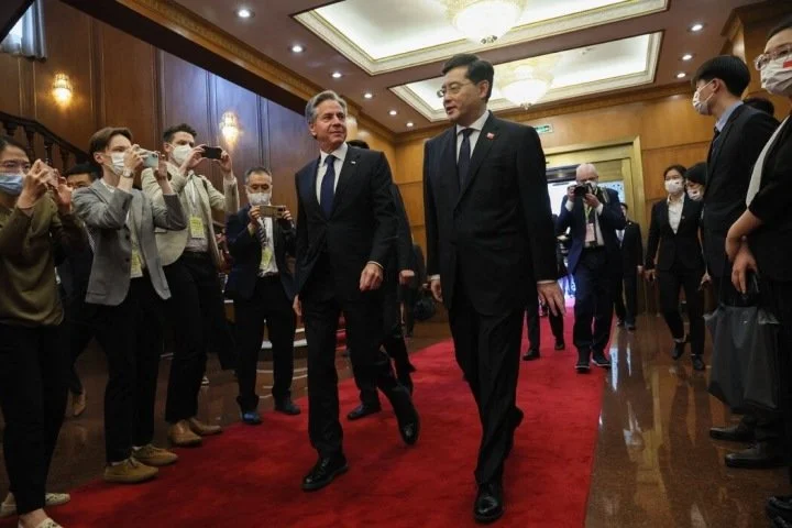 中国外交部长秦刚与美国国务卿布林肯周日在北京举行会谈。图片来源：纽约时报