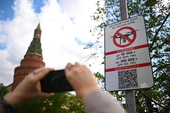 ▲5月3日，莫斯科市中心克里姆林宫附近悬挂着“无人机禁飞区”的标志。（法新社）