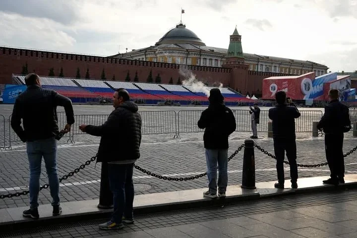 ▲5月3日，莫斯科市民在空旷的红场观看前一晚被袭的克里姆林宫穹顶。（美联社）
