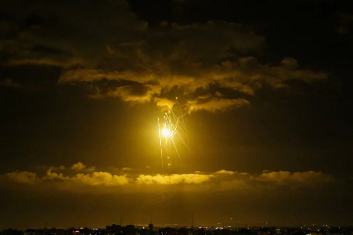 2022年4月21日，以色列“铁穹”防御系统拦截火箭弹　图源：新华社
