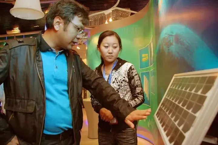 游人在中国锗工业博物馆了解锗在太阳能电池上的应用 图：新华社资料