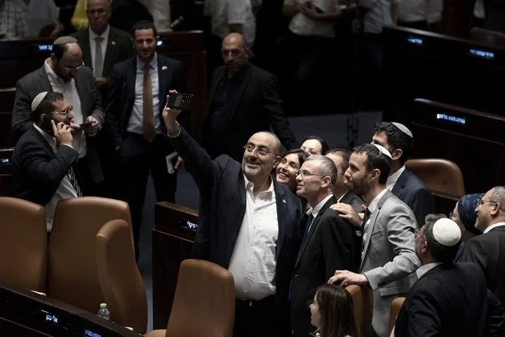 7月24日，耶路撒冷，以色列议会代表投票通过总理内塔尼亚胡的司法改革关键部分后，与以色列副总理兼司法部长亚里夫·莱文(前排中右)自拍庆祝。.jpg