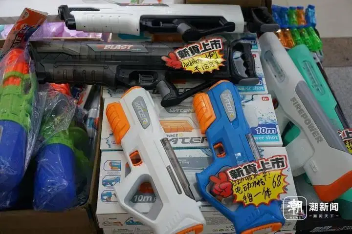 摆在店门口的电动水枪