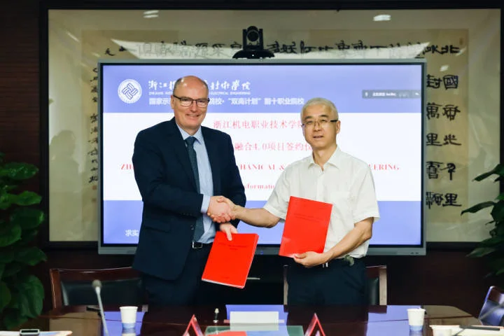 去年6月16日，学校联合中国教育国际交流协会，与莱茵技术（上海）有限公司签署合作协议，正式启动“中德工业4.0产教融合项目”。