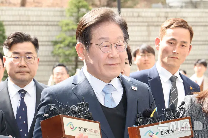 ▎3月26日,李在明在違反公職人員選舉法案件二審中被判無罪,卸下了總統之路上最大法律風險的重擔。圖源:@newsis.com