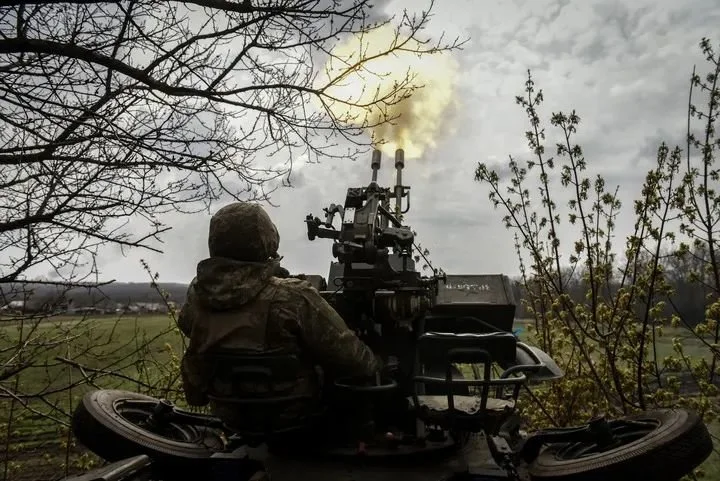 ▲7日，乌克兰士兵在巴赫穆特发射自行榴弹炮。（欧新社）