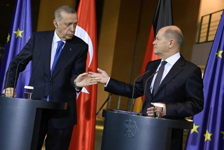 11月17日，土耳其总统埃尔多安（左）和德国总理朔尔茨在柏林共同出席记者会。（法新社）