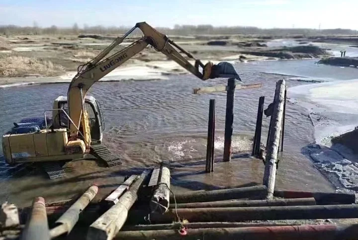 2018年拆除搭建的固定桥　洮南市宣传部供图