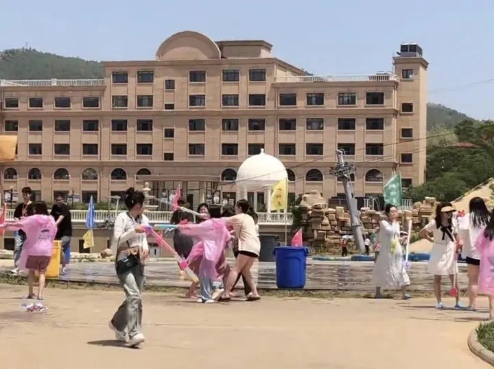 水枪大战团建活动。受访者供图