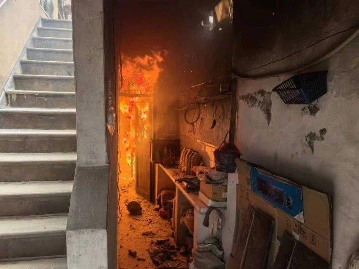 厨房失火老人呼救,女邻居放下饭碗冲进火场