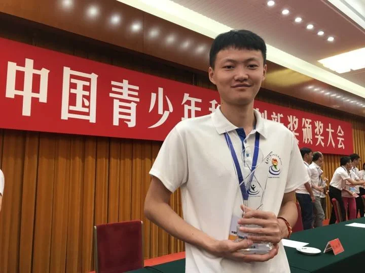 樊文天同学获第十一届中国青少年科技创新奖。