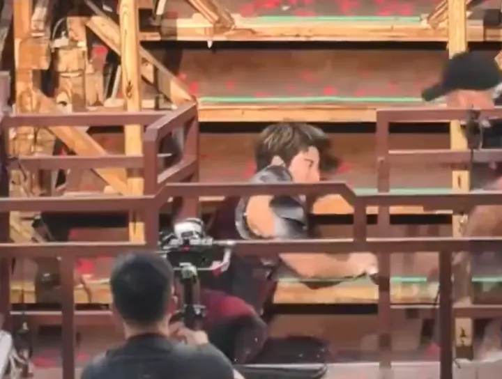 王力宏演唱会突然摔倒 脸部受伤流血 爬起来继续唱