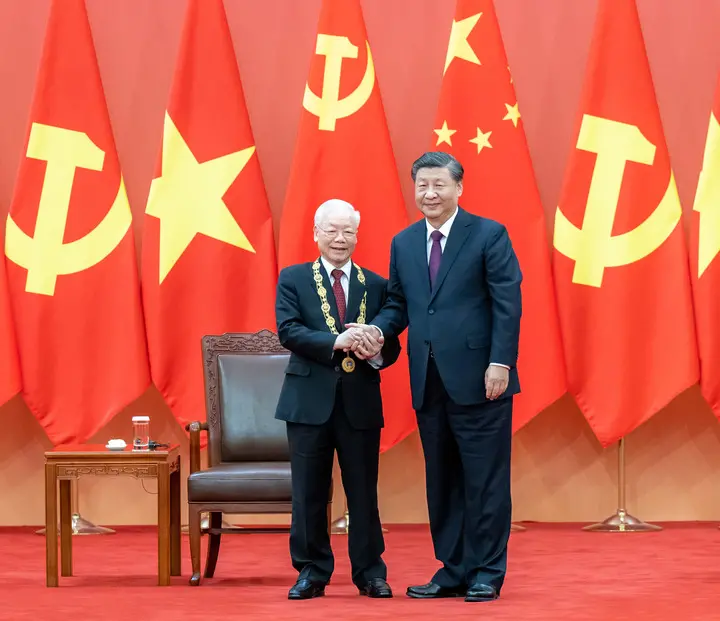 2022年10月31日，中共中央总书记、国家主席习近平在北京人民大会堂向越共中央总书记阮富仲授予中华人民共和国“友谊勋章”，并举行隆重颁授仪式。（新华社）