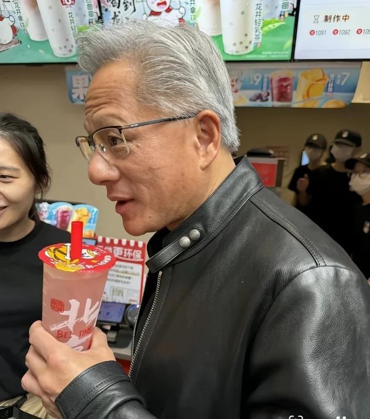 蜜雪冰城上线黄仁勋“大佬同款” 有人一次买30杯