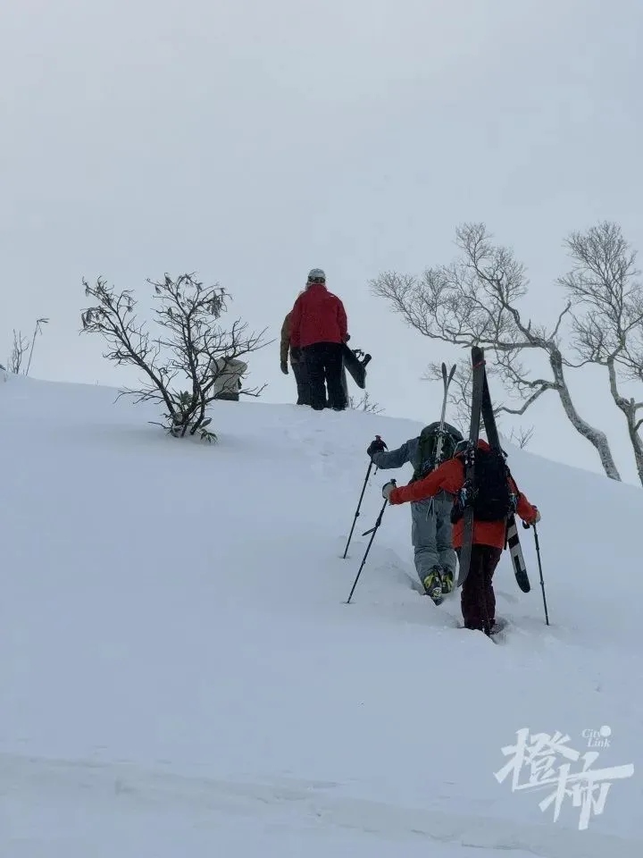 Ātman在粉雪上滑雪