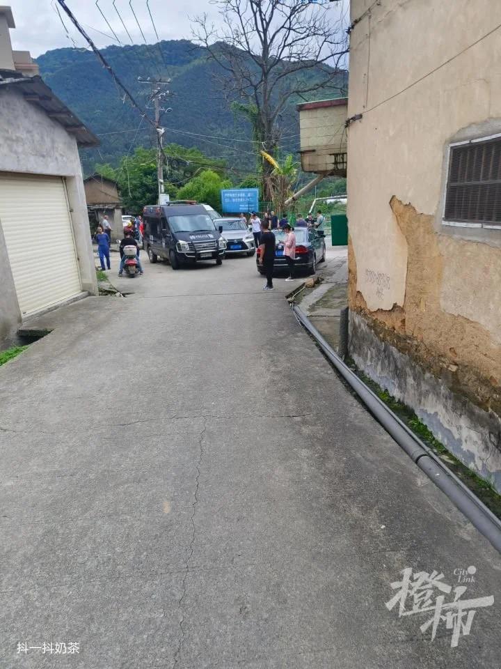 村民讲述福建4名干部落水细节：刚走上去桥就塌了，后面车里还有人…