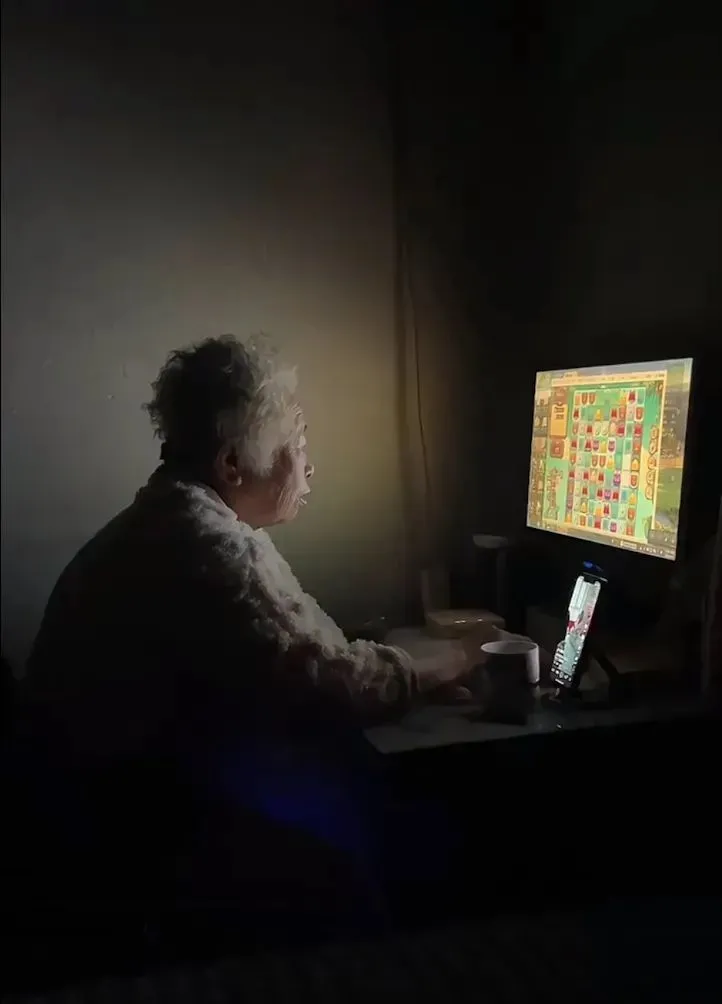 阿珍在電腦前一坐就是一整天
