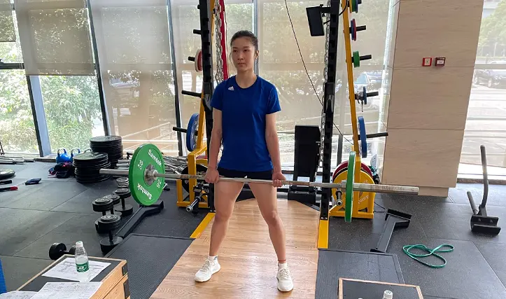 备战世锦赛！王梦洁举杠铃，重返中国女排引争议，获蔡斌力挺