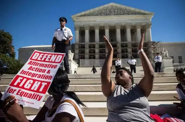 非洲裔美国人在最高法院前表达对平权法案的支持