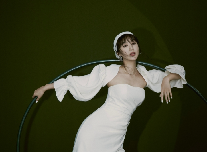 李菲儿蒙面跳舞秀好身材内衣搭西装很性感摘下面具却认不出